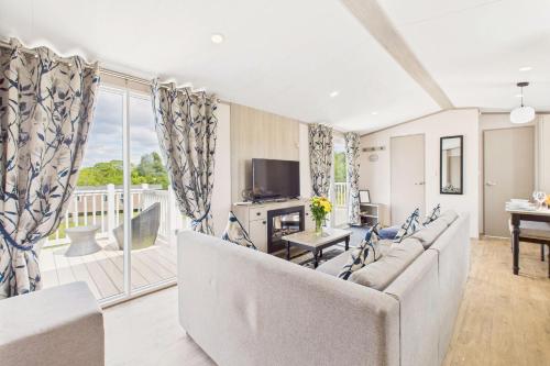 TV a/nebo společenská místnost v ubytování Host & Stay - Rosie's Retreat