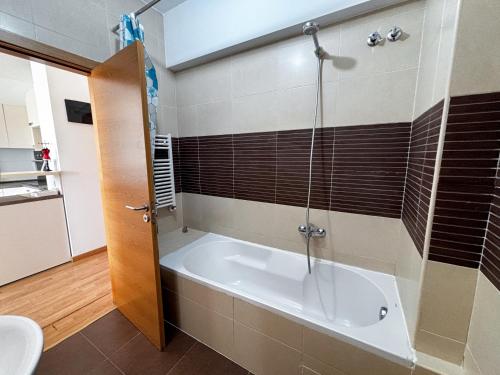 une salle de bain avec baignoire et douche dans l'établissement Viva La Vida By Iulius Mall, à Someşeni