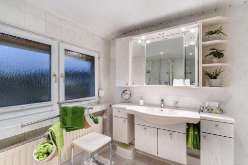 アルンスベルクにあるFuchsbau Voßwinkelの洗面台と鏡のある白いバスルーム