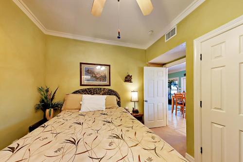 Postel nebo postele na pokoji v ubytování Escape Ocean View l Large Deck Sleeps 10