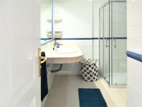 ein Badezimmer mit Waschbecken und Dusche in der Unterkunft Casa Marley – Balcòn Del Mar in Costa Del Silencio