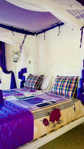 a bedroom with a bed in a tent at Résidence Le Marlodj in Mar Lodj