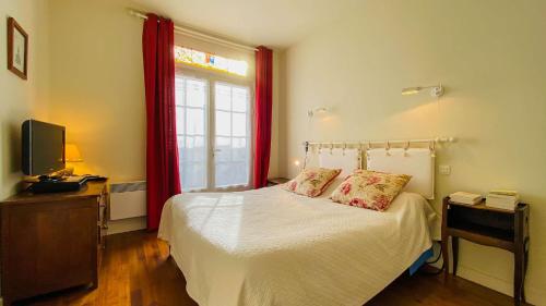 Postel nebo postele na pokoji v ubytování Spacieuse villa dans le centre du village à proximité de la mer et du port