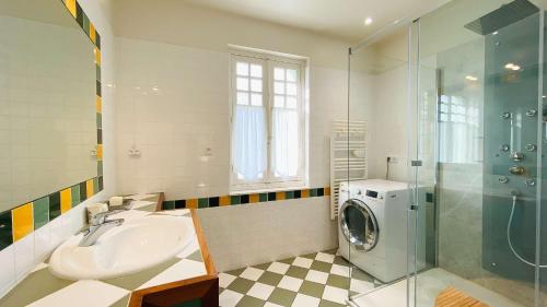 Koupelna v ubytování Spacieuse villa dans le centre du village à proximité de la mer et du port