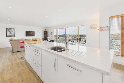 een keuken met een spoelbak en een aanrechtblad bij Host & Stay - Becalmed in Amble