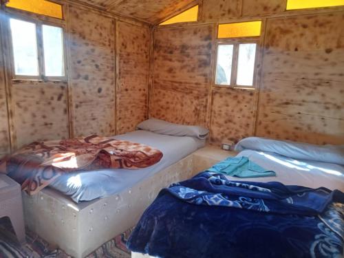 سرير أو أسرّة في غرفة في Siwa Gardenia Cottage اكواخ سيوة جاردينيا