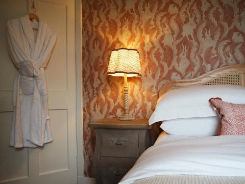 En eller flere senge i et værelse på Avenue Cottage with Hot Tub