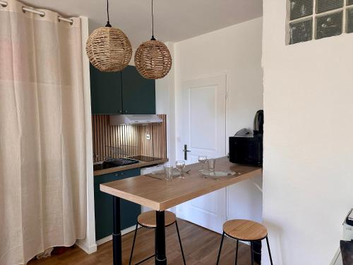 una cucina con tavolo e bicchieri da vino di Appartement à Manosque - Centre Historique a Manosque