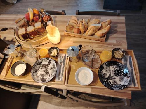 ピオランにあるSuite romantique avec jacuzzi privatifの食卓