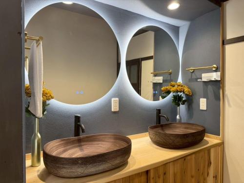 two sinks in a bathroom with a large mirror at yumigahama Eaglehouse in Minamiizu