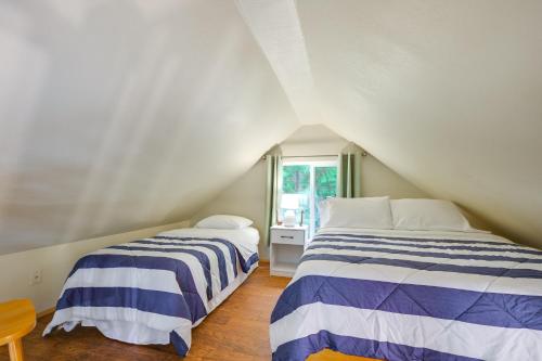 Ένα ή περισσότερα κρεβάτια σε δωμάτιο στο Cozy Hideaway on Key Peninsula with Serene Views!