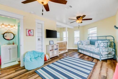 Postel nebo postele na pokoji v ubytování Dream Canal Front Firepit Kayking & Fishing