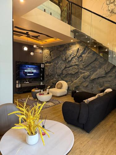 ラゴスにあるLAPAZ Apartmentsの大きな石壁のリビングルーム