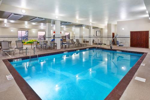a large swimming pool in a hotel room at Holiday Inn Express & Suites Sioux Falls Southwest by IHG in Sioux Falls