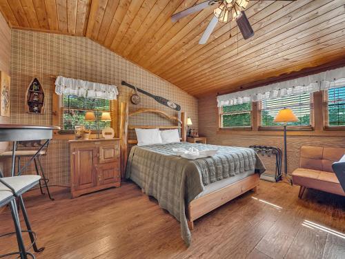 En eller flere senge i et værelse på At Wild Turkey #122