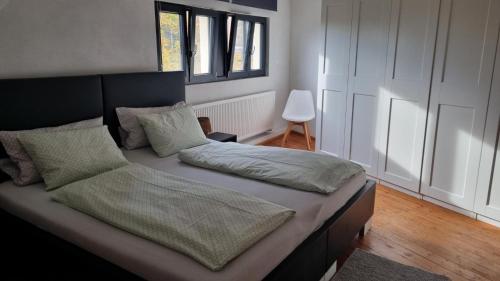 een slaapkamer met een bed met een hoofdeinde bij Ferienwohnung Luitpold 21 in Edenkoben