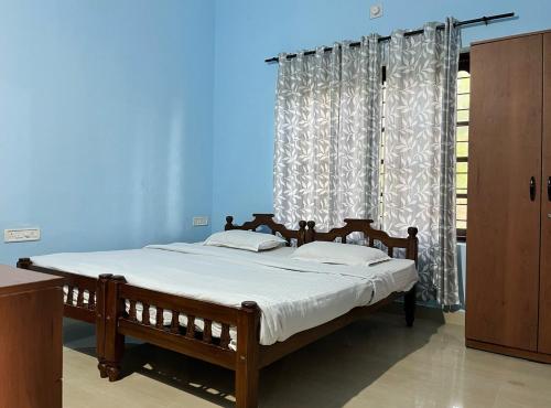 Un dormitorio con una cama con sábanas blancas y una ventana. en Aquatica by bough'n villa, en Kenichira