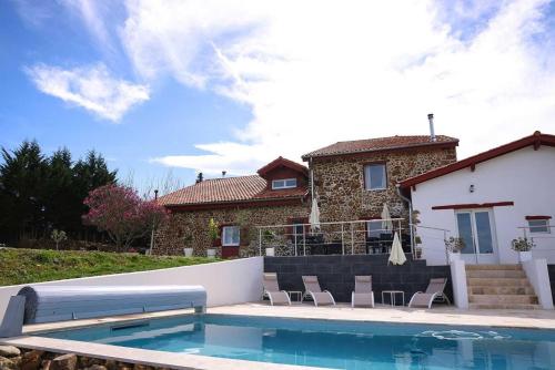 Πισίνα στο ή κοντά στο Maison Perbos 1556