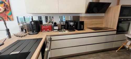 Dormir à Pinarello Villa 9 pers Piscine chauffée 5 min Plage في سانت لوسي دي بورتو فيشيو: مطبخ مع كونتر عليه صانع قهوة