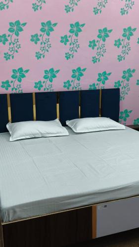 En eller flere senge i et værelse på Hotal rama krishna