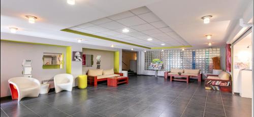 Ein Sitzbereich in der Unterkunft T2 4 couchages Port du Cap d'Agde , climatisation , piscine