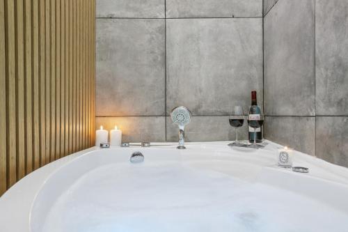 Lavie Maison Eiffel AC Hot Tub