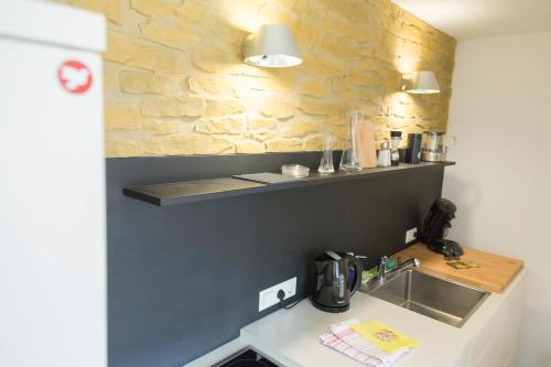 圣布拉辛Menzenschwand Kapellenweg by Kuckucksnest的带水槽和柜台的厨房