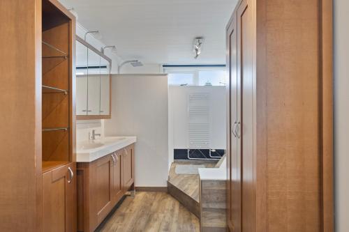 une salle de bain avec un lavabo et des toilettes dans l'établissement Graafjansdijk B Vakantiehuis met 3 slaapkamers net over de Belgische grens, à Westdorpe