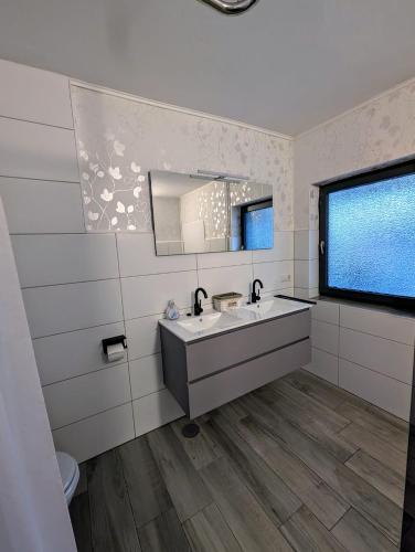 a bathroom with a sink and a mirror at Ferienwohnung Landkajüte in Twist