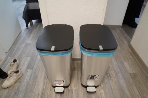 un cubo de basura sentado en el suelo en una habitación en Ihr Premium-Zuhause auf Zeit Komfortabel Wohnen in Bestlage, en Hannover