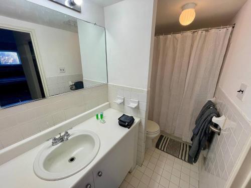 Ένα μπάνιο στο Cozy 2br, 2ba Apartment In Elkins Park