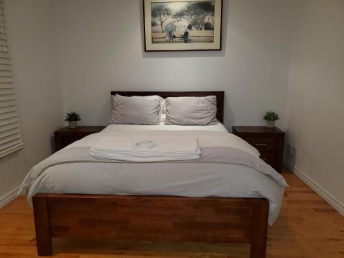 Ένα ή περισσότερα κρεβάτια σε δωμάτιο στο Longueuil Cozy spot