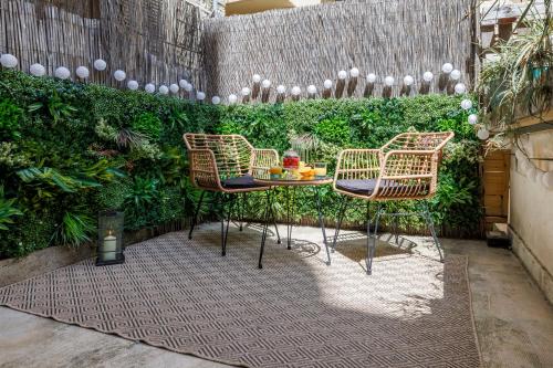 Zahrada ubytování 2 Room - City Centre - Terrace - Wi-Fi - Air conditioning