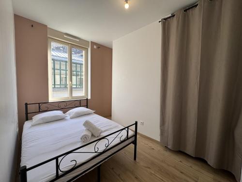 a bedroom with a bed with a window and a bed frame at Le Repos Urbain - 3pers - Rêve au Mans in Le Grand-Lucé