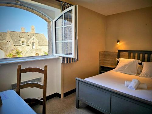 Giường trong phòng chung tại Le conquérant - chambres meublées - Barfleur