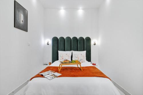 Postel nebo postele na pokoji v ubytování 2 Room - City Centre - Terrace - Wi-Fi - Air conditioning