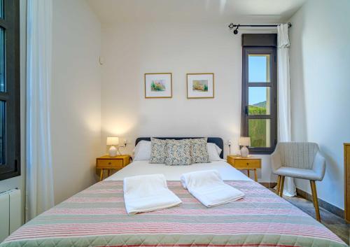 ハベアにあるVilla Abaesko by Rock Rentalsのベッドルーム1室(枕2つ、椅子付)