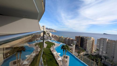 einem Gebäude mit Stadt- und Meerblick in der Unterkunft SUNSET CLIFFS azure apartment in Benidorm