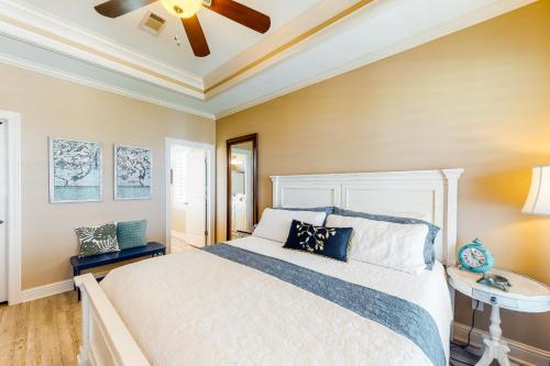 Ένα ή περισσότερα κρεβάτια σε δωμάτιο στο Ultimate Steps to Beach Outdoor Kitchen