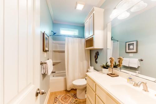 Ένα μπάνιο στο Ultimate Steps to Beach Outdoor Kitchen