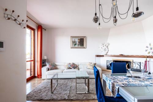 ein Wohnzimmer mit einer weißen Couch und einem Glastisch in der Unterkunft Vacanze in Villa in Nardò