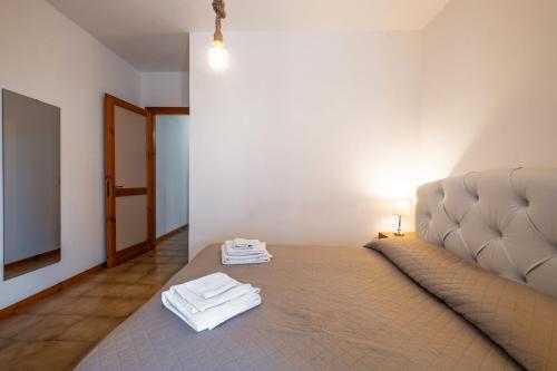 ein Schlafzimmer mit einem Bett mit Handtüchern darauf in der Unterkunft Vacanze in Villa in Nardò