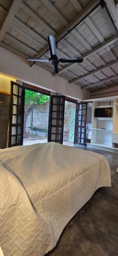 a bedroom with a large bed with a ceiling fan at Pipa Alquiler Temporal in Resistencia