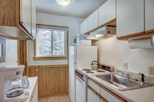 Køkken eller tekøkken på Park Meadows 3B by Ski Country Resorts
