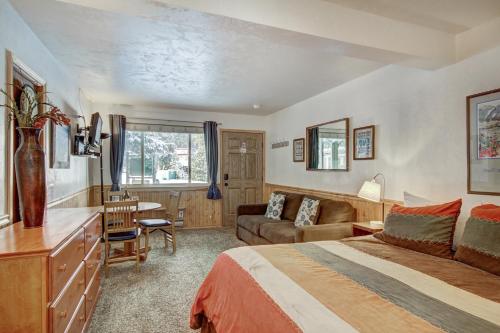 En eller flere senge i et værelse på Park Meadows 3B by Ski Country Resorts