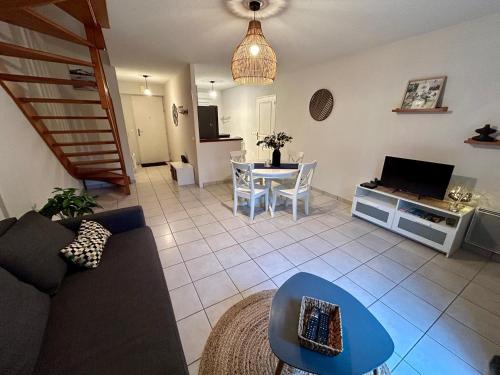 TV a/nebo společenská místnost v ubytování Le Patis