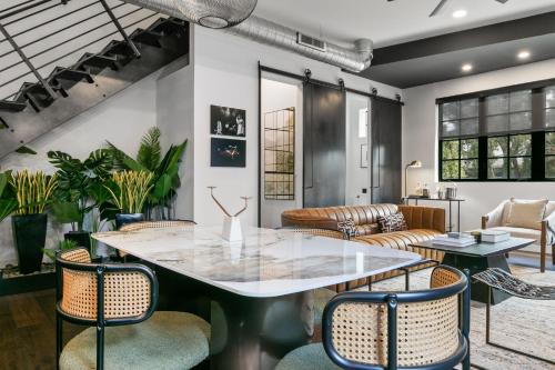 Posezení v ubytování Two Luxurious Hyde Park Homes with 5 Star Amenities