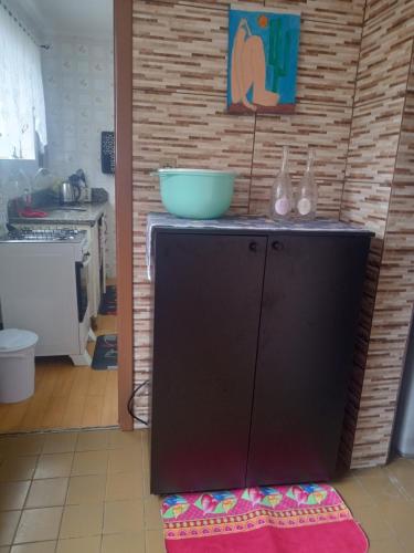 una cocina con un tazón encima de una nevera en Parque polar, en Caxias do Sul