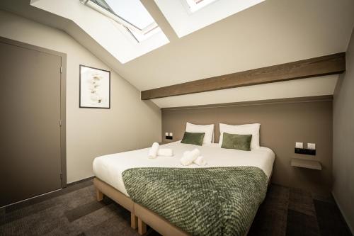 Ένα ή περισσότερα κρεβάτια σε δωμάτιο στο Hôtel L'Echappée Vosgienne - SPA et Sport à 300m du lac