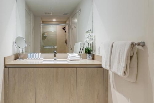 Ένα μπάνιο στο Luxe Condo with Hallandale Beach Oceanfront View!